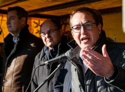 Alexander Dobrindt spricht zu Teilnehmern der Bauernkundgebung Land schafft Verbindung