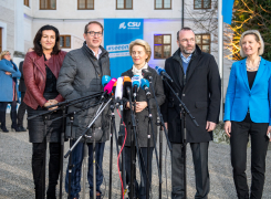 Alexander Dobrindt begrüßt Ursula von der Leyen in Kloster Seeon