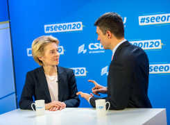 Stefan Müller interviewt Ursula von der Leyen im neuen Social Hub der CSU im Bundestag