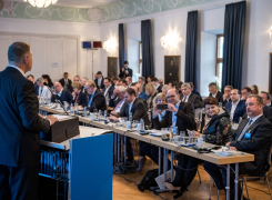 Klaus Johannis hält eine Rede vor den Mitgliedern der CSU im Bundestag