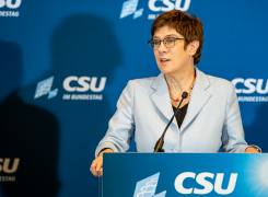 Annegret Kramp-Karrenbauer hält eine Rede vor den Mitgliedern der CSU im Bundestag