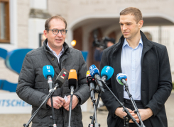 Alexander Dobrindt begrüßt Prof. Dr. Matthias Nießner, Leiter des Visual Computing and Artificial Intelligence Lab an der TU München