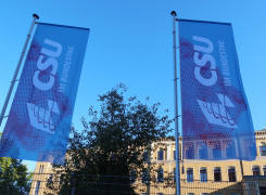 Fahnen mit Logo CSU im Bundestag wehen im Wind
