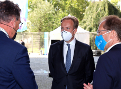 Bundesminister Gerd Müller und Alexander Dobrindt begrüßen Børge Brende, Präsident des Weltwirtschaftsforums