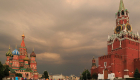 Dunkle Wolken hinter Rotem Platz mit Kreml und Basilius-Kathedrale, Moskau