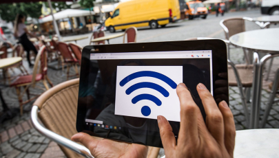 W-LAN Logo wird in einem Cafe auf dem Bildschirm eines Tablet-Computers angezeigt