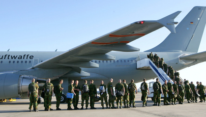 Bundeswehrsoldaten steigen in einen Airbus der Luftwaffe
