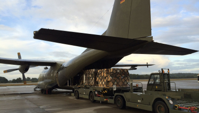 Beladung eines Transportflugzeuges der Bundeswehr