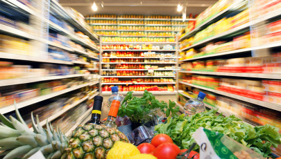 Voller Einkaufswagen im Supermarkt