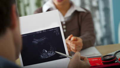 Schwangere Frau im Arztgespräch