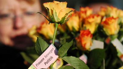 Rose mit Schriftzug 'Frauen bewegen Politik'