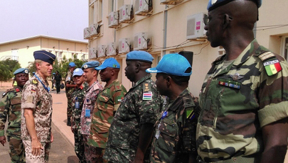 Begrüßung eines Bundeswehrsoldaten durch hochrangige UNAMID-Vertreter 