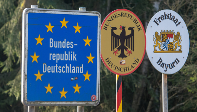 Grenzschilder mit den Wappen von Deutschland und Bayern 