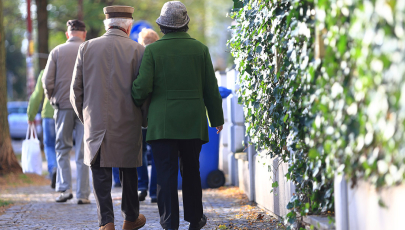 Rentner beim Spaziergang