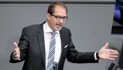 Alexander Dobrindt spricht im Plenum