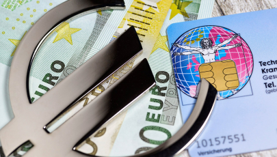 Eurozeichen auf Krankenkassenkarte und Geldscheinen