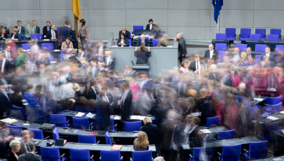 Bundestagsabgeordnete geben ihre Stimmkarte bei der namentlichen Abstimmung über die Reform des Werbeverbots für Abtreibungen (§ 219a) im Bundestag ab