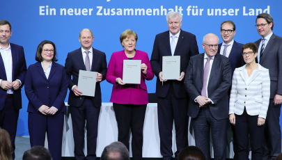 12.03.2018, Berlin: Bundeskanzlerin Angela Merkel (CDU), der CSU-Vorsitzende Horst Seehofer und der kommissarische SPD-Vorsitzende Olaf Scholz zeigen im Paul-Löbe-Haus den unterzeichneten Koalitionsvertrag. V.l. SPD-Generalsekretär Lars Klingbeil, die SPD-Fraktionsvorsitzende Andrea Nahles, Olaf Scholz, Angela Merkel, Horst Seehofer der CDU-Fraktionsvorsitzende Volker Kauder, CSU-Landesgruppenchef Alexander Dobrindt, CDU-Generalsekretärin Annegret Kramp-Karrenbauer und CSU-Generalsekretär Andreas Scheuer. 