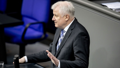 Bundesinnenminister Horst Seehofer spricht im Plenum des Deutschen Bundestages