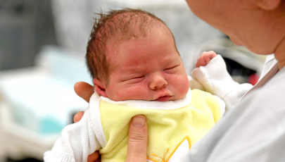 Baby in Klinik für Geburtshilfe