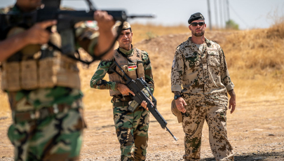 Bundeswehrsoldat begleitet auf dem Truppenübungsplatz in Bnaslawa die Ausbildung kurdischer Peschmerga