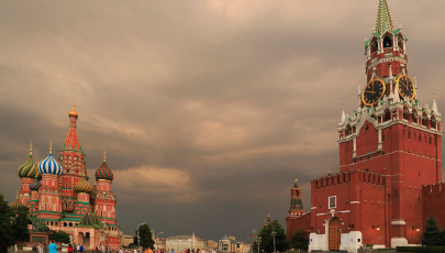 Dunkle Wolken hinter Rotem Platz mit Kreml und Basilius-Kathedrale, Moskau