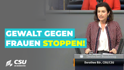 Dorothee Bär am Rednerpult im Plenum des Deutschen Bundestages