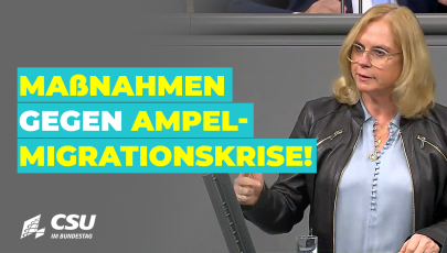 Andrea Lindholz am Rednerpult im Plenum des Deutschen Bundestages