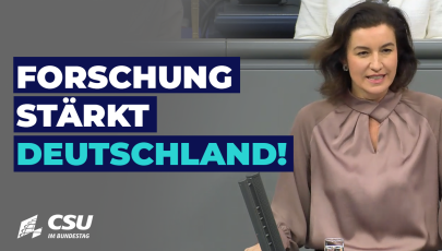 Dorothee Bär am Rednerpult im Plenum des Deutschen Bundestages