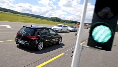 Ein automatisierter VW Golf fährt über eine Teststrecke